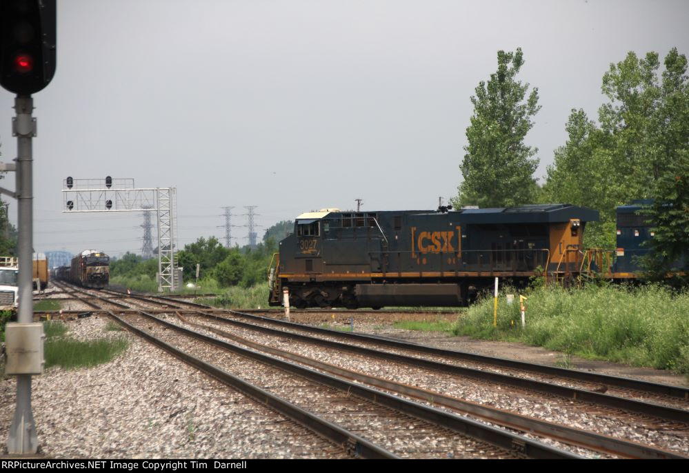 CSX 3027 leading M207